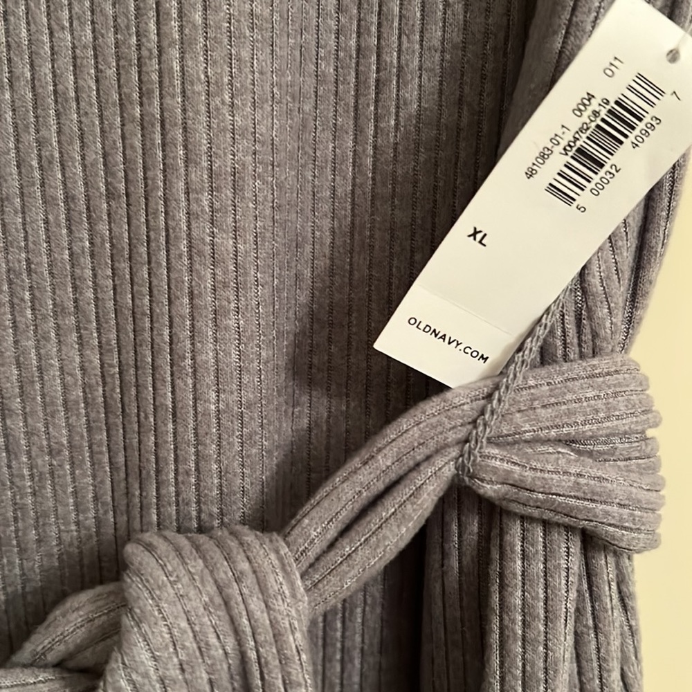 Women’s dress Old Navy NWT gray with belt XL.
